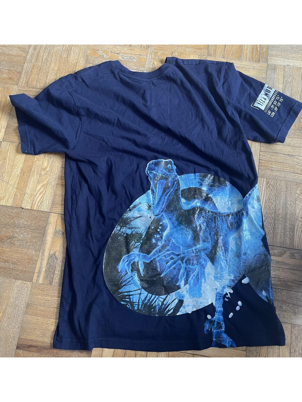 Jurassic World Universal Studios Size Small S Vintage T-Shirt Tee Velociraptor